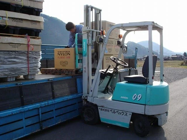 製品の積み込み作業