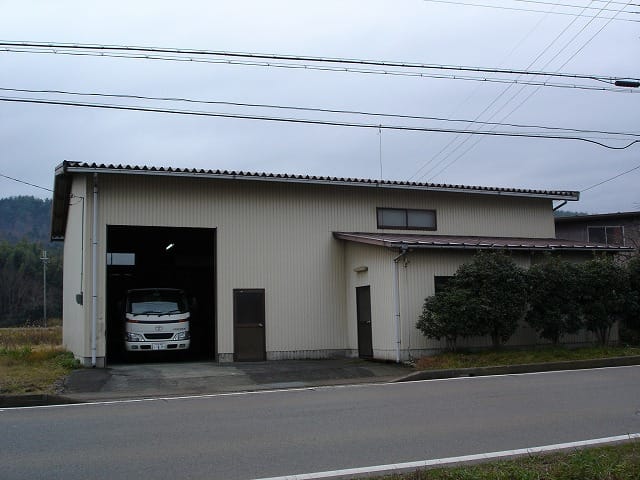 滋賀倉庫では広いスペースに製品が品種ごとに整理されております